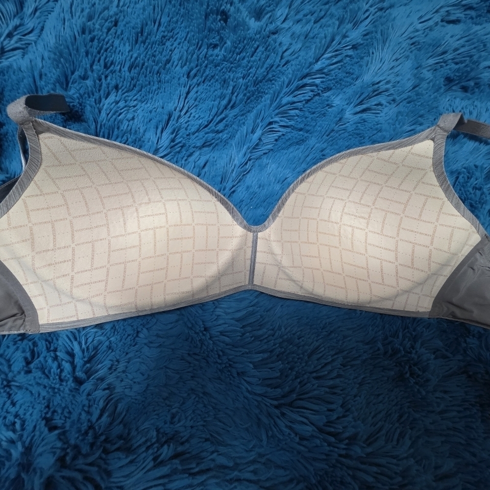 Victoria's Secret Wireless Convertible Light Padded Bra Size 38d - Picture 7 of 7